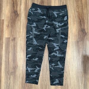 ✨UA✨ Men's Camo Joggers✨
